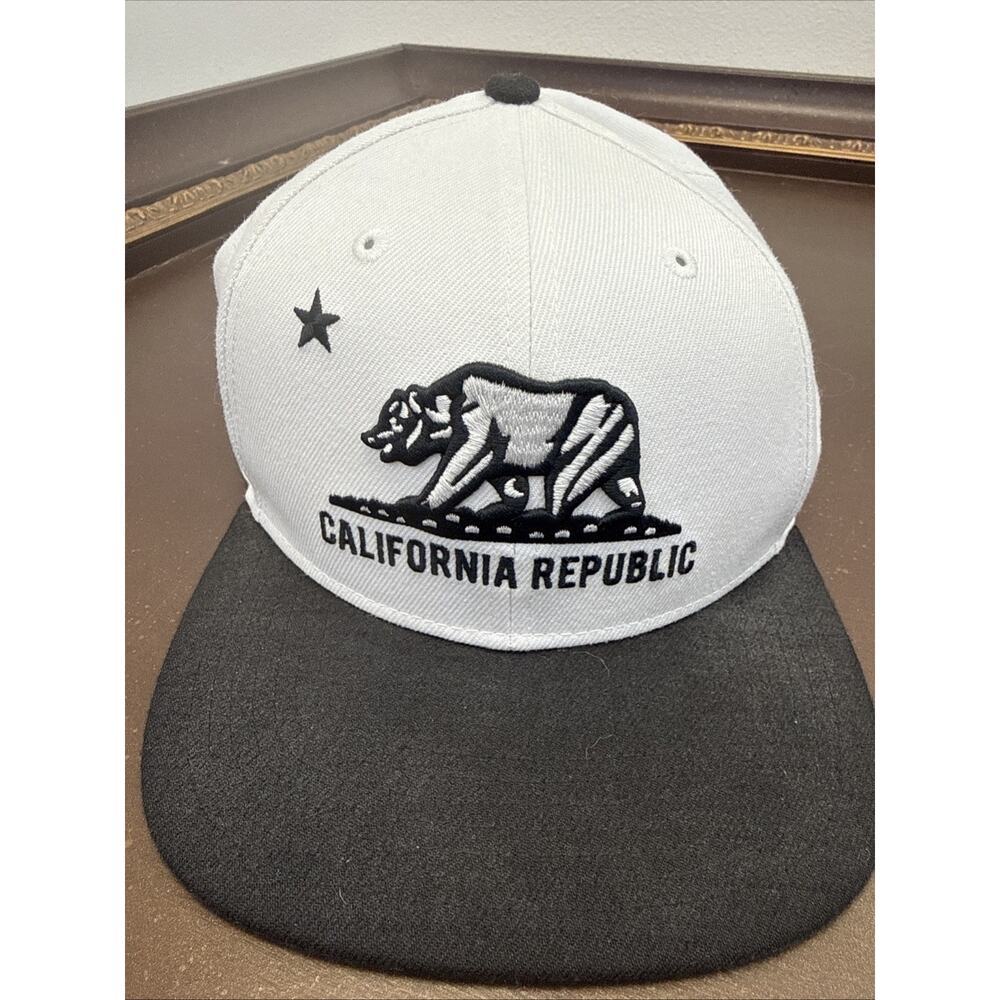 California Republic Cali Caps White/Black SnapBack ‘47 Captain Strand